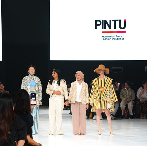   Pagelaran busana JF3 hari ketiga, peserta dan Alumni Program PINTU Incubator berkolaborasi dengan student Ecole Duperré.  (Foto: Dok. Medcom.id/Aulia Putriningtias)