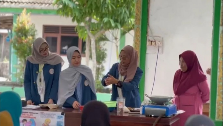 Mahasiswa Unair Ajarkan Warga di Lamongan Sulap Limbah Semangka Jadi Permen