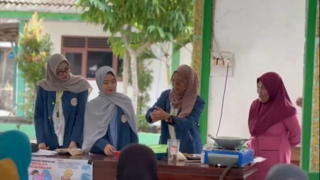 Mahasiswa KKN-BBK 6 Unair mengajarkan membuat permen dari limbah semangka. DOK Unair