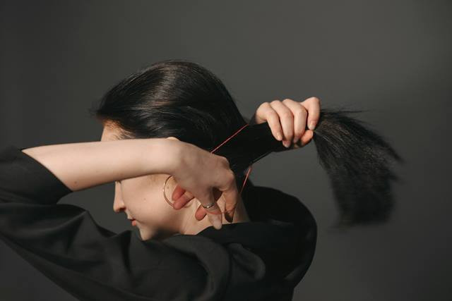  Beberapa efek yang ditimbulkan jika kamu mengabaikan dampak terus mengikat rambut. (Foto: Ilustrasi/Dok. Pexels.com)