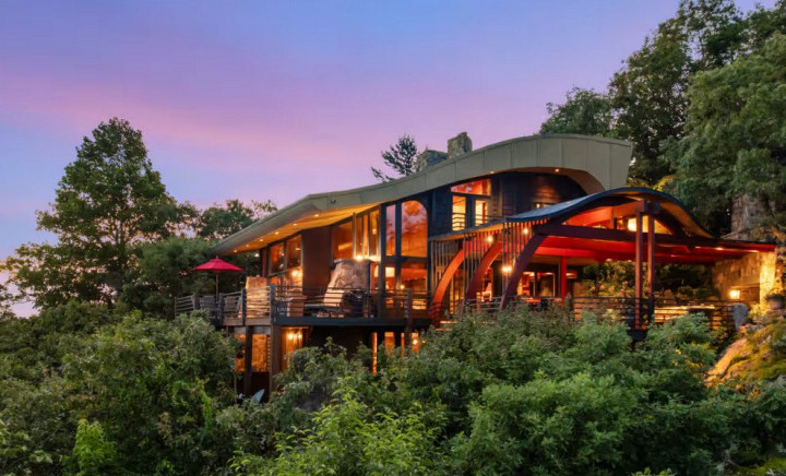 Rumah Unik di Tengah Hutan Ini Laku Rp60 Miliar!