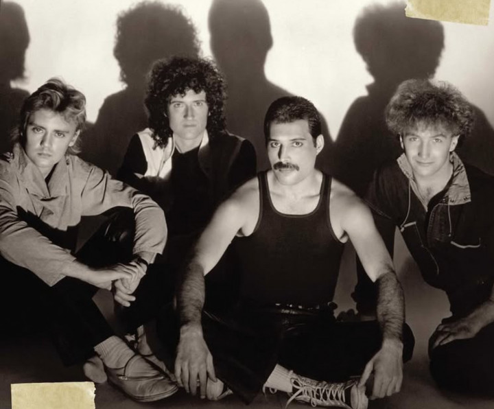 John Deacon Tandatangani Memorabilia Queen untuk Pertama Kali Sejak 1997