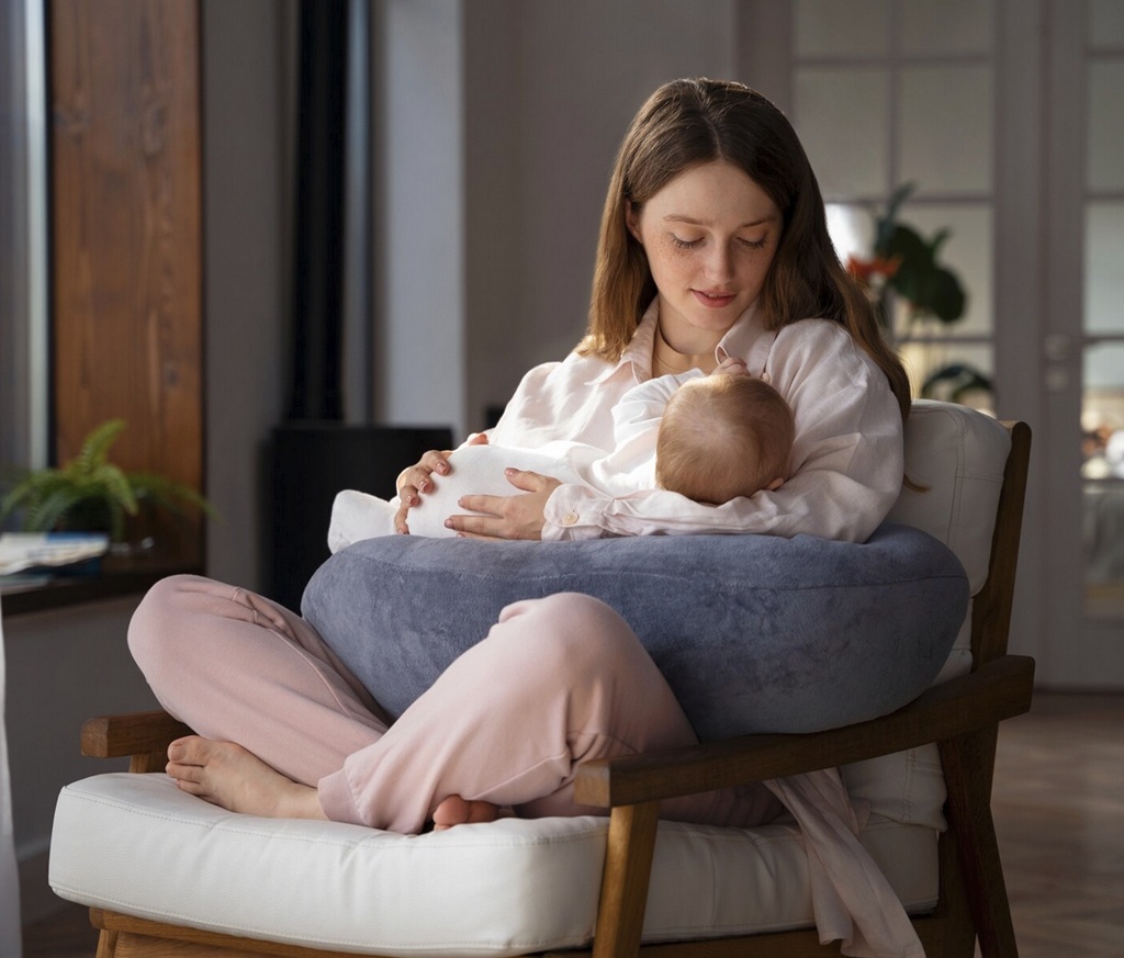 PMD mengusung tema Prioritise Breastfeeding atau Prioritaskan Menyusui. Ilustrasi Freepik