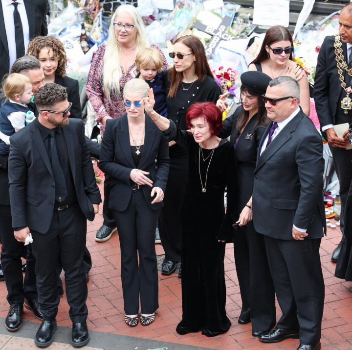 Tangis Sharon Osbourne Pecah di Pemakaman Ozzy Osbourne