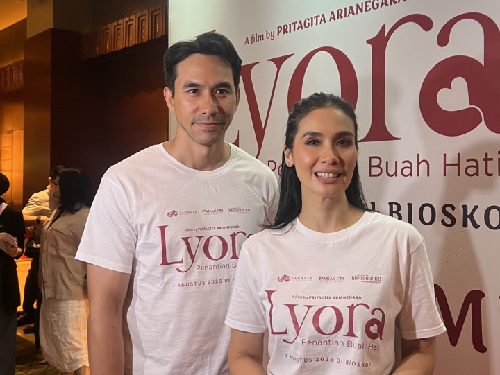 Darius Sinathrya Belajar Peran Lain Seorang Suami di Film Lyora