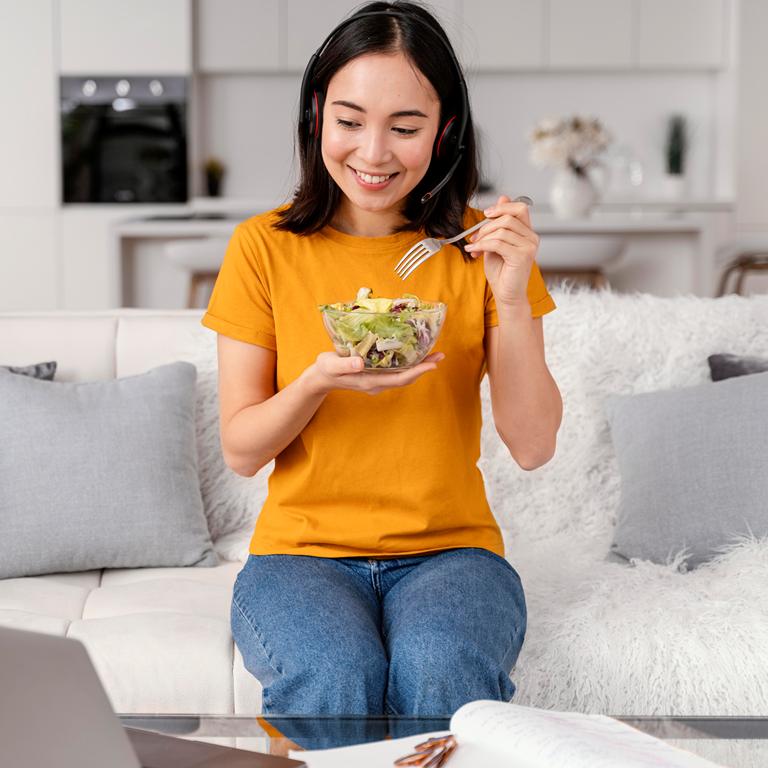 Pentingnya mengubah gaya hidup untuk kesehatan hati. Salah satunya dengan membatasi mengonsumsi olahan makanan tidak sehat. Ilustrasi Freepik