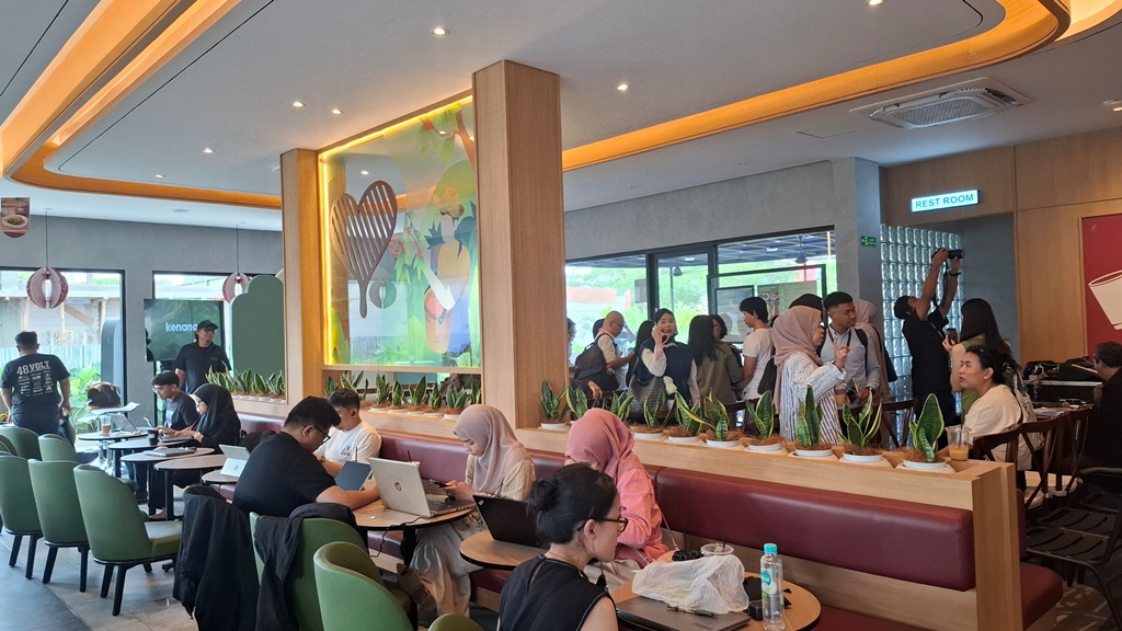 Beberapa furniture di gerai ini seperti bangku, meja, dan lampu dibuat dari 546 kg bahan daur ulang sampah plastik. Dok. Aulia/Medcom