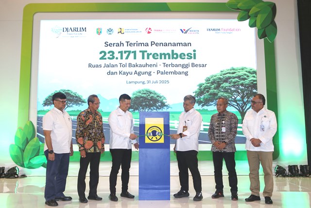  BLDF melalui program DTFL menyerahterimakan pohon trembesi di dua ruas tol sepanjang Bakauheni– Palembang.  (Foto: Dok. BLDF)