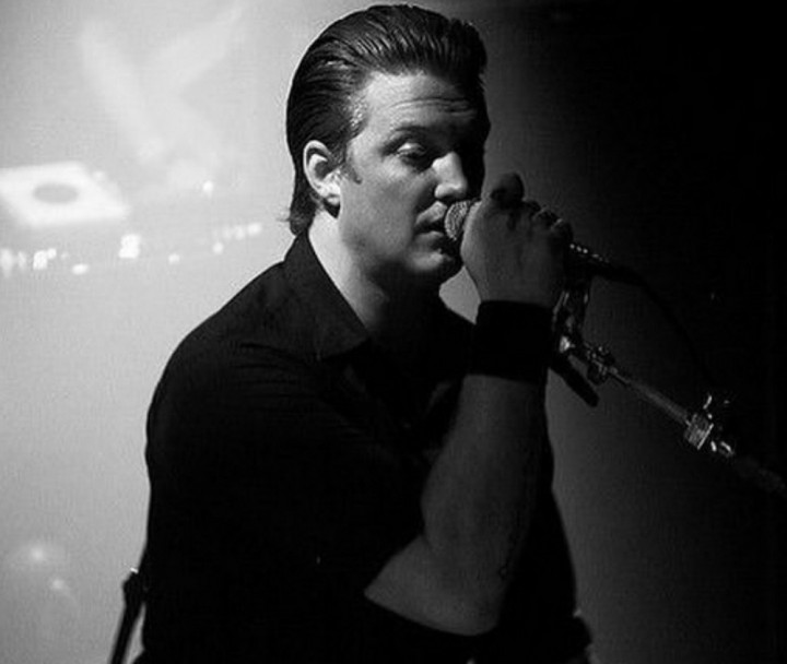 Vokalis Queens of the Stone Age Kembali Usai 7 Bulan Terbaring Akibat Penyakit Serius