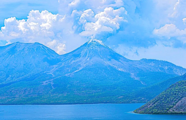 Gunung Lewotobi Laki-laki Erupsi, Menpar: 'Pantau Informasi dan Ikuti Arahan Resmi'