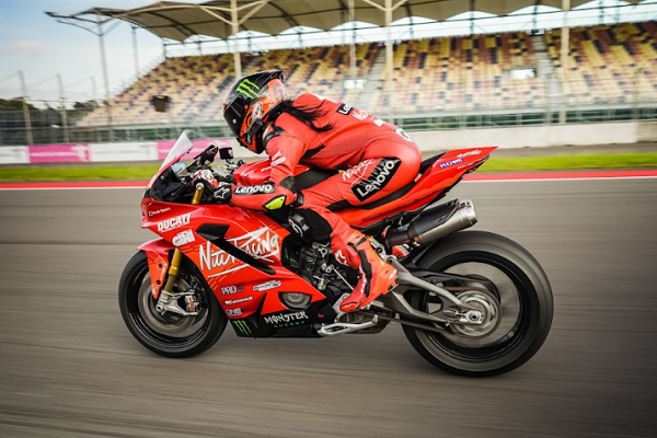 Srikandi Penunggang Ducati Ini Taklukkan Sirkuit dengan Panigale V2S