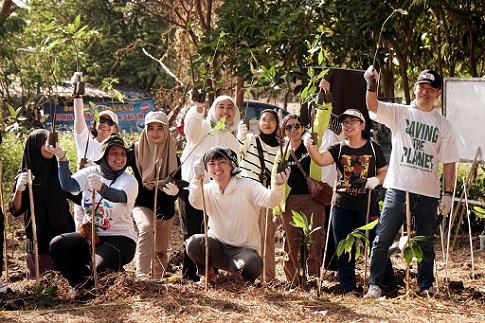 Penanaman 10.000 bibit mangrove oleh  PT AEON Indonesia di Semarang dan Surabaya. 