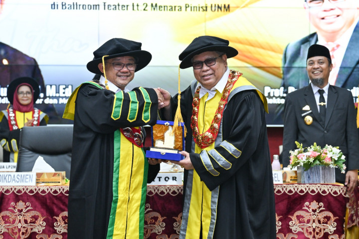 Mendikdasmen Abdul Mu'ti Terima Gelar Tokoh Pendidikan