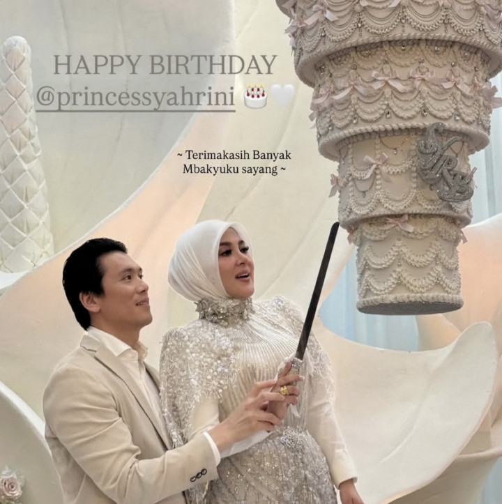 Syahrini Nyanyi Lagi di Pesta Ulang Tahun, Sajikan Kue Anti-Mainstream