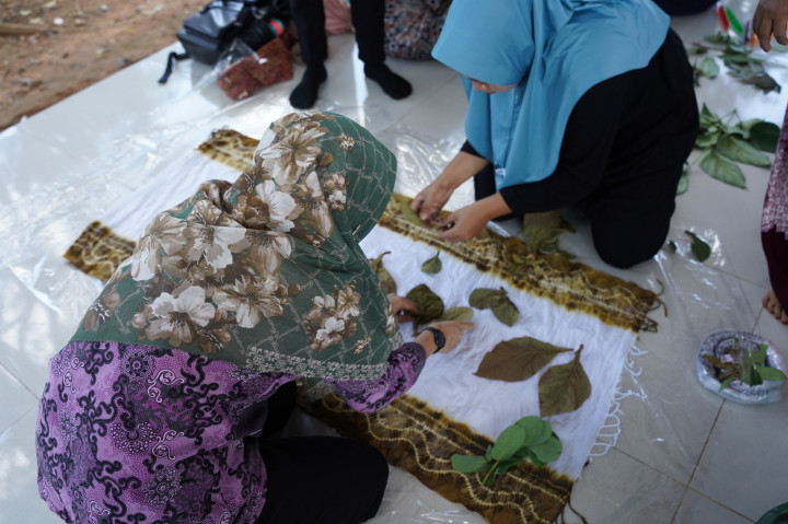 Tak Hanya Terangi Desa, PLN Indonesia Power Bantu Ibu Mandiri Lewat Kain Sasirangan Eco Print