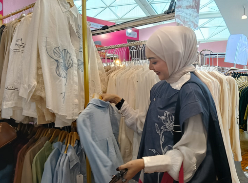 Kemeja dan One Set Earthy jadi Tren Outfit Ibu Muda Antar Jemput Sekolah