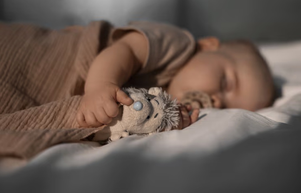 Dalam beberapa minggu pertama setelah kelahiran, bayi biasanya tidur antara 16 hingga 17 jam sehari. Ilustrasi Freepik