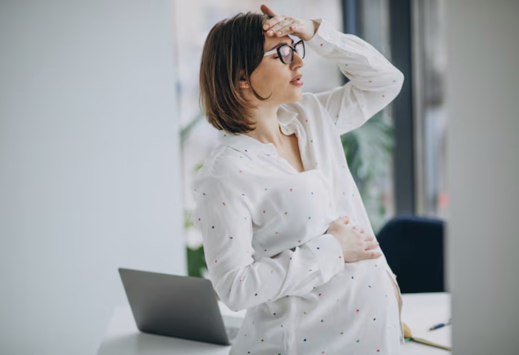 Moms akan merasakan gangguan tidur, seperti nyeri punggung bawah, mulas, kram kaki. Ilustrasi Freepik