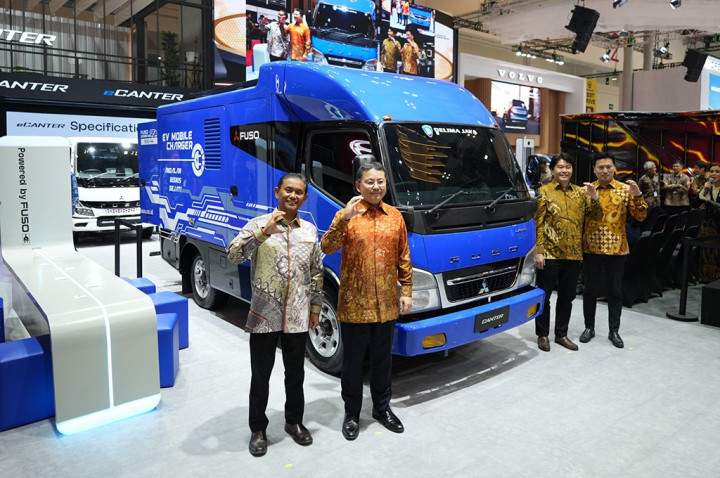 Mitsubishi Fuso Dapat Penghargaan Booth Favorit Kendaraan Niaga GIIAS 2025