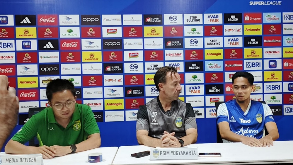 Pelatih PSIM Yogyakarta, Jean-Paul van Gastel (tengah), bersama kapten PSIM, Reva Adi (ileague.id)