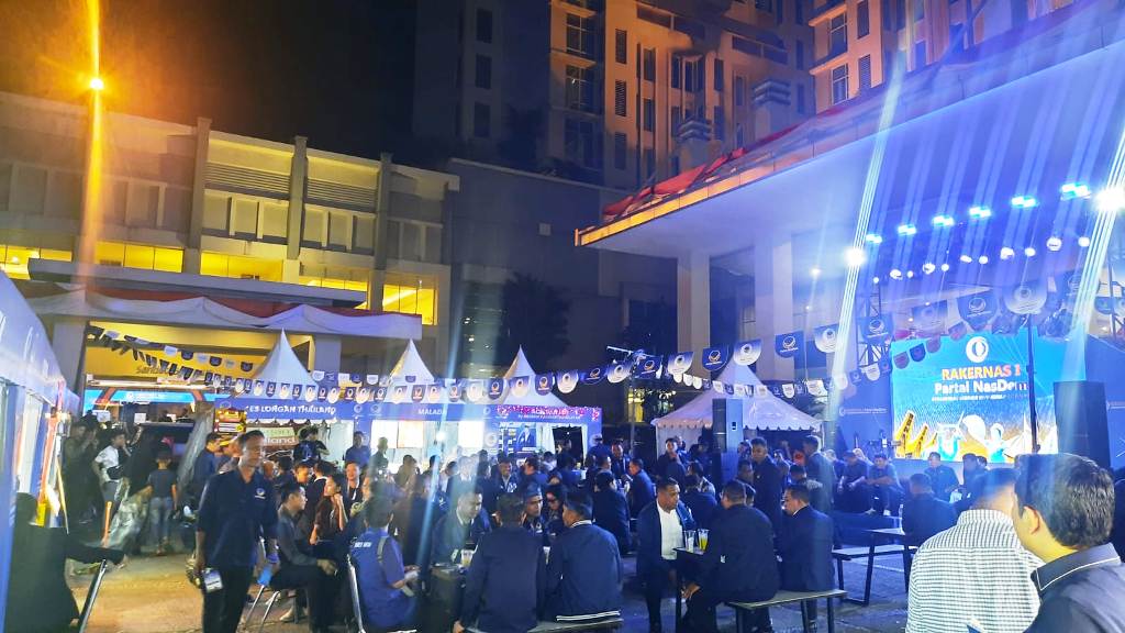 Puluhan tenda kuliner bertajuk NasDem Kulineri dipadati peserta. Dok. NasDem