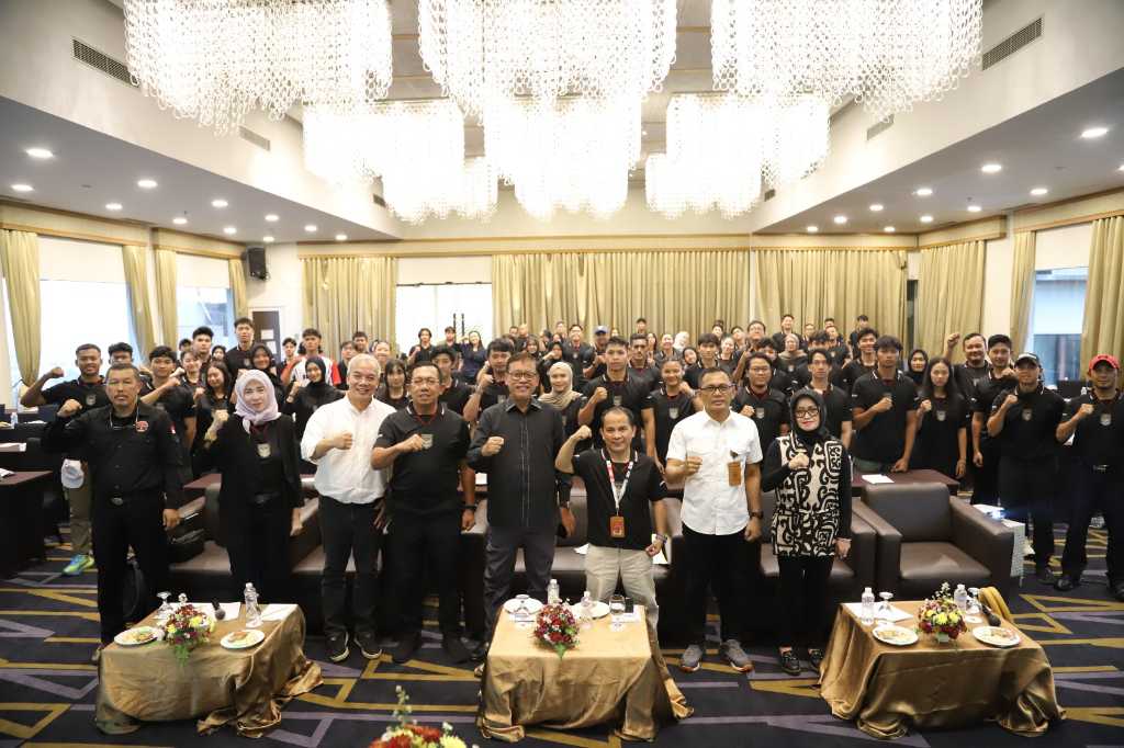 Sesi foto bersama kegiatan pembinaan dan pengembangan olahraga profesional bertema “Performa Cemerlang, Masa Depan Gemilang