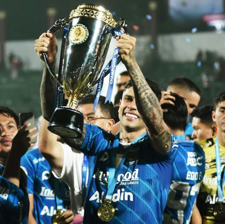 Maestral Persib! Bobotoh Bergembira, Persib Bandung Tekuk Semen Padang di Kandang dengan Skor Telak