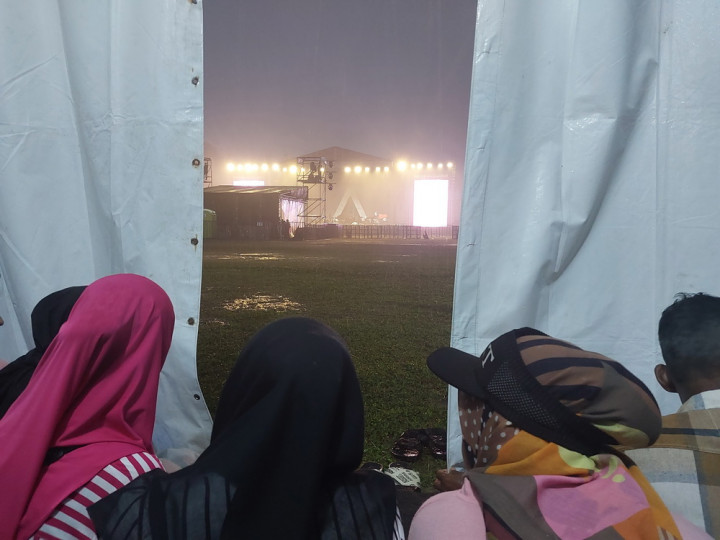 Konser Ayu Ting Ting Diguyur Hujan, Penonton Langsung 'Mengungsi'