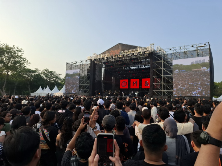 .Feast Sindir Pemerintah Soal Larangan Bendera One Piece di The Sound Project 2025