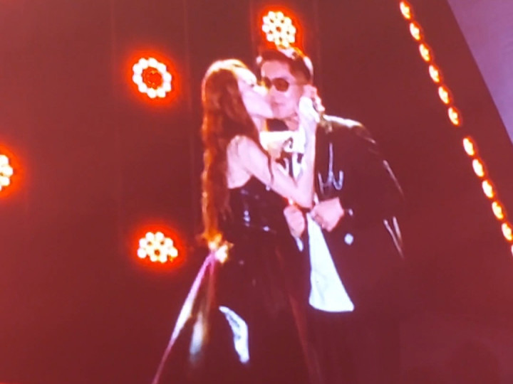 Ayu Ting Ting Cium Pipi Boy William di Konser, Penonton Histeris!