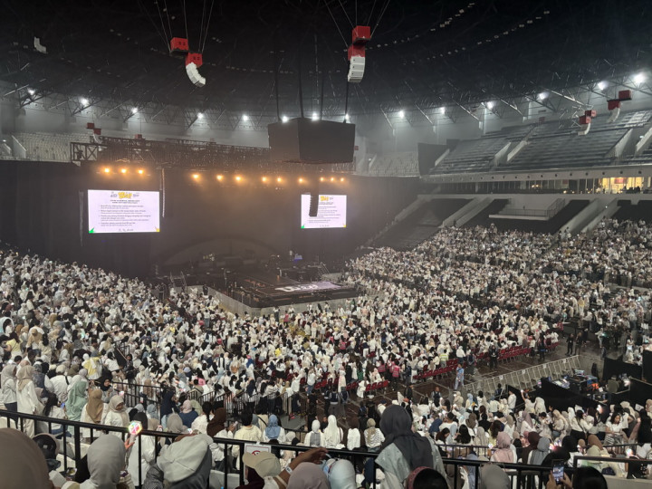 Fans Kompak Kenakan Baju Putih Sambut Konser D.O. di Jakarta