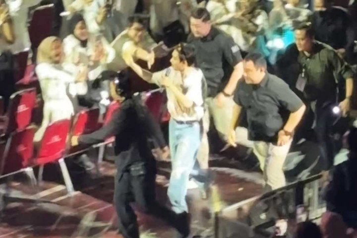 Heboh! D.O. Tutup Konser di Jakarta dengan Turun Panggung Sambangi <i>Fans</i>