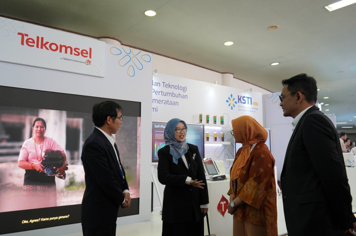 Dukung Visi Indonesia Emas 2045, Telkomsel Pamerkan 6 Solusi AI Terkini di KSTI 2025