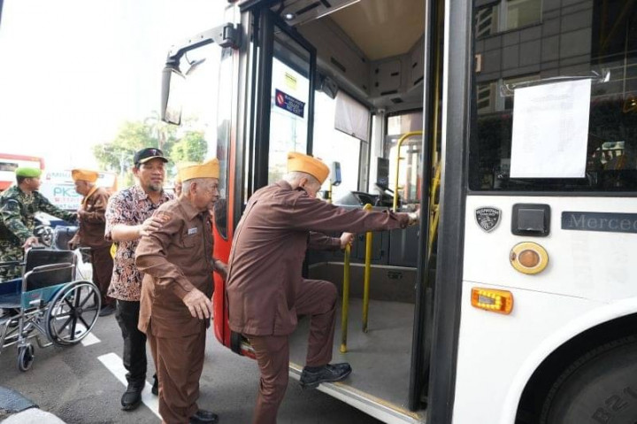 Potret 500 Veteran Keliling Jakarta dengan TransJakarta