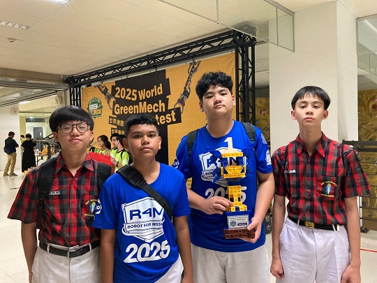 Lelah Berujung Senyum, Cerita Siswa SMP Tarakanita Sabet Emas di Kompetisi Robotik World GreenMech 2025