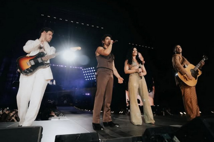 Demi Lovato Muncul di Konser Jonas Brothers, Nyanyikan Lagu Camp Rock!