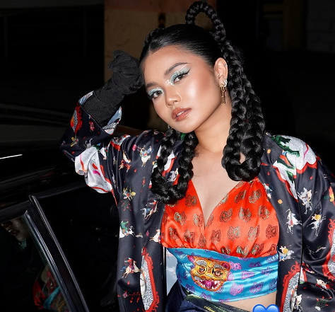 5 Gaya Stylish Naomi Ivo, Pemilik Suara Etnik dengan Lagu R&B Pop Gamelan