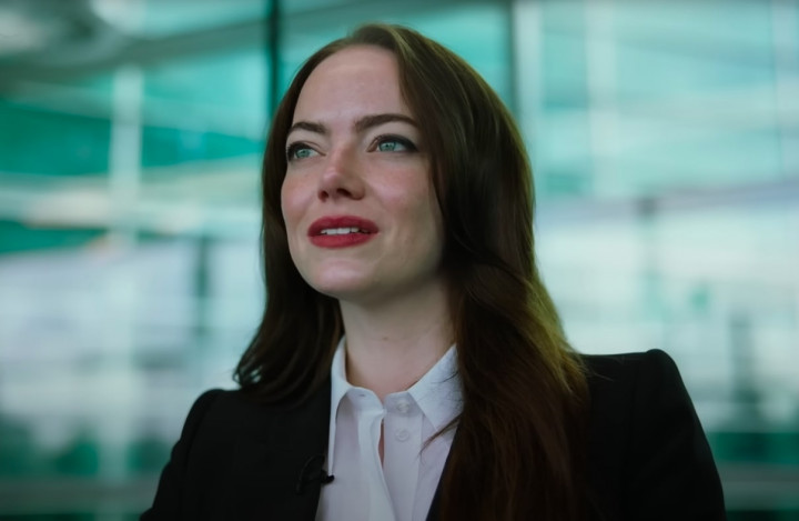 Emma Stone Potong Rambut <i>Bondol</i> demi Peran di <i>Bugonia</i>