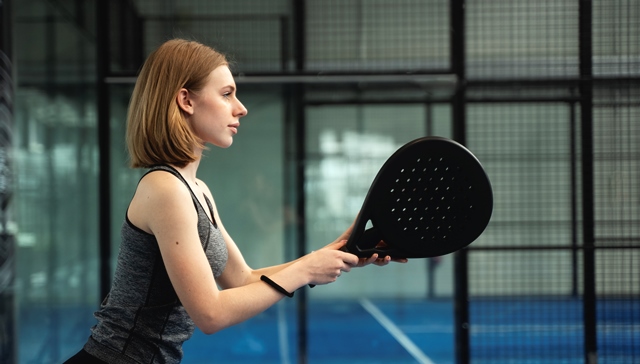  Bermain padel punya banyak manfaat, berikut paparan dr. Elva Septiruliana. (Foto: Ilustrasi/Dok. Freepik.com)