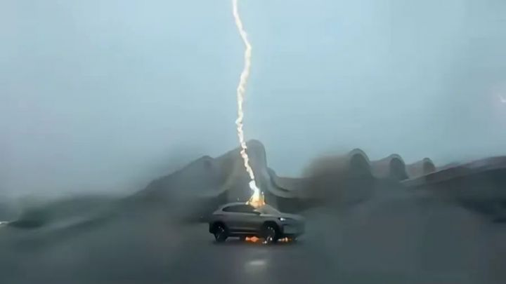 Unik, Mobil Listrik BYD Disambar Petir Tiga Kali & Pemiliknya Selamat