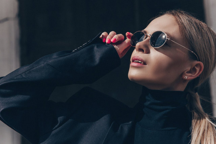 Lebih dari <i>Fashion</i>, Ini 5 Manfaat Pakai Kacamata Hitam untuk Kesehatan Mata
