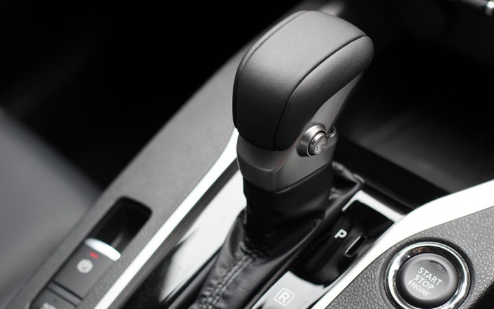 Trik Menyalip yang Benar Menggunakan Mobil Matic