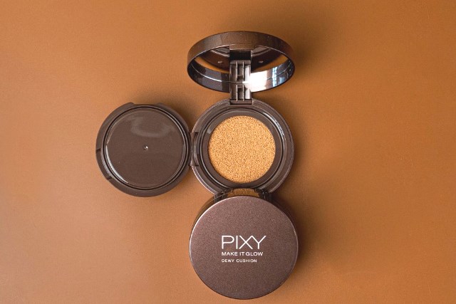   Cushion foundation adalah jenis foundation yang memiliki tekstur lebih cair. (Foto: Dok. Pixy)