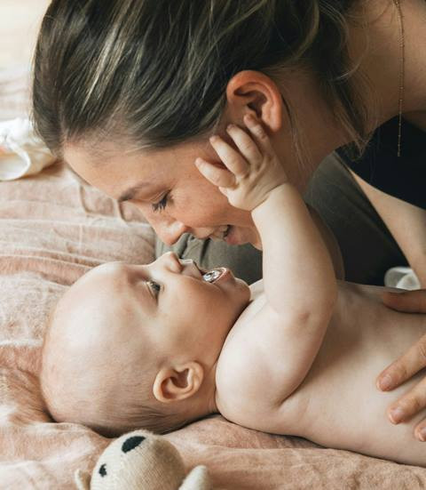   Banyak bayi yang berkomunikasi dengan menggunakan tangannya.  (Foto: Ilustrasi/Dok. Pexels.com)
