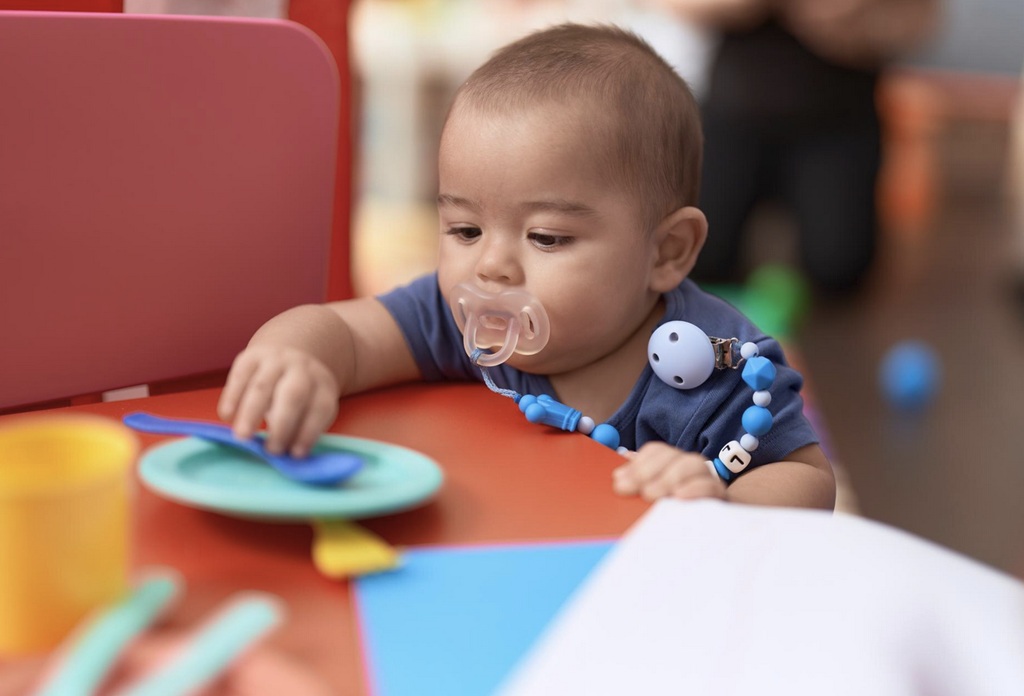 Para orang tua juga disarankan untuk mengasah kemampuan dua bahasa bayi dengan berbicara menggunakan dua bahasa saat bersama anak. Ilustrasi Freepik