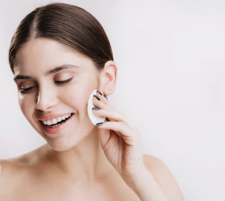 Rekomendasi 10 Toner untuk Hilangkan Garis Halus di Bawah Rp100 Ribu