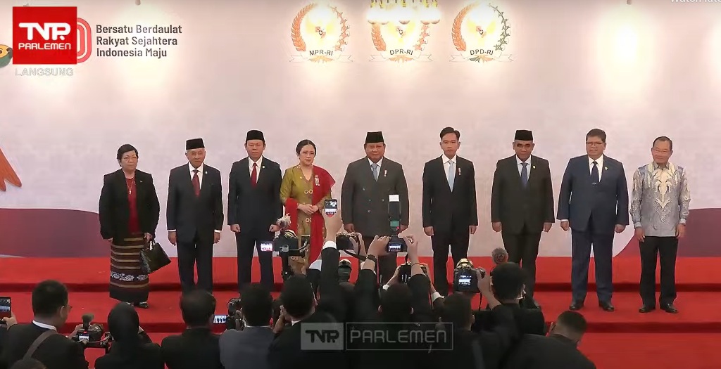 Puan hadir dengan mengenakan kebaya bernuansa hijau lime dipadukan dengan selendang merah yang sarat makna. Dok. TV Parlemen