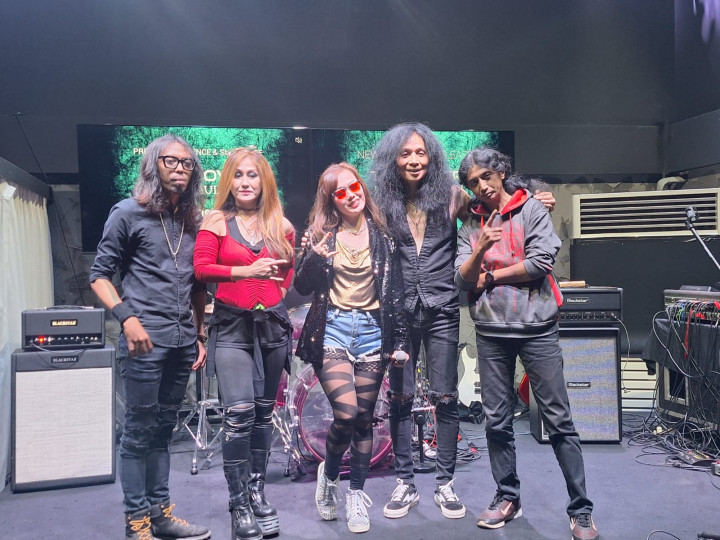 Incar Pasar Gen Z, Take Over X John Paul Ivan Sajikan Musik Pop Punk di Album Baru