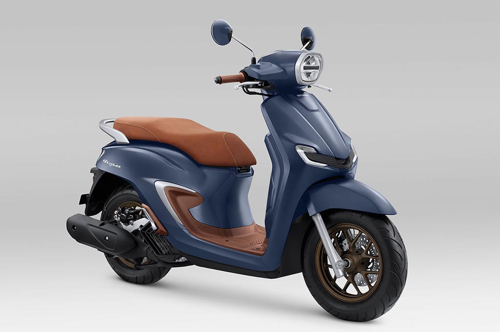 Honda melakukan penyegaran penampilan Honda Stylo 160 berkat kehadiran warna Royal Matte Blue. Honda