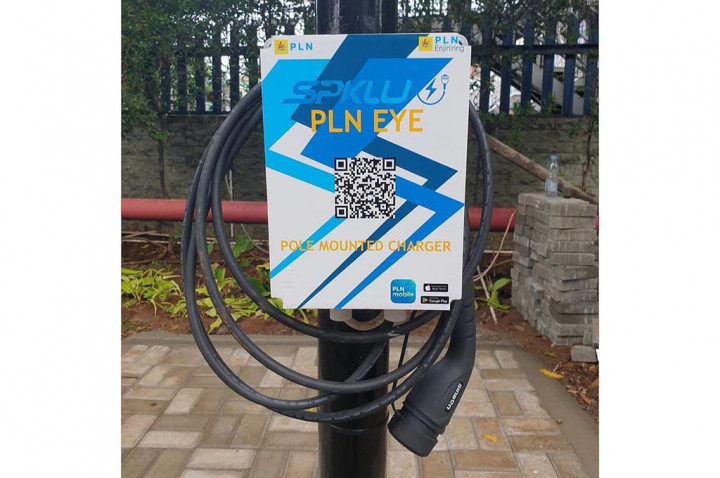 PLN Klaim Sudah Ada 500 SPKLU Terpasang Di Tiang Listrik